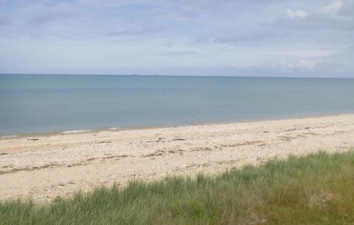 Beautiful home in Saint-Marcouf with 4 Bedrooms and WiFi