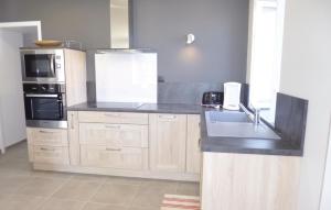 Beautiful home in Saint-Marcouf with 4 Bedrooms and WiFi