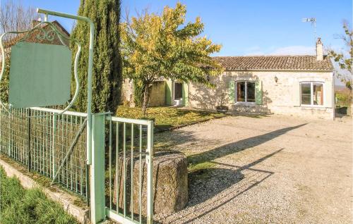 Beautiful home in Saint-Mard-de-Guron with 6 Bedrooms, Outdoor swimming pool and Heated swimming pool