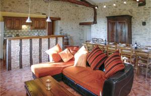 Beautiful home in Saint-Mard-de-Guron with 6 Bedrooms, Outdoor swimming pool and Heated swimming pool
