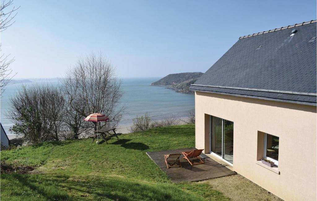 Beautiful home in Saint Michel en Greve with 3 Bedrooms and WiFi , 22300 Kerouguel