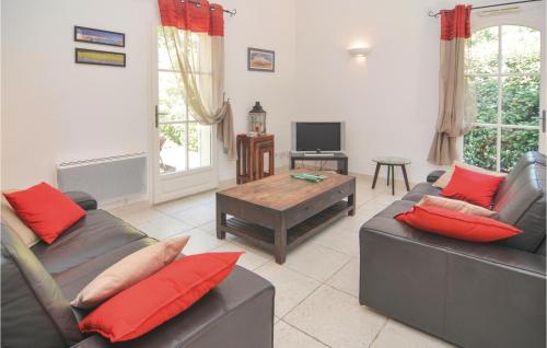 Beautiful home in Saint Remy de Provence with WiFi, Private swimming pool and Outdoor swimming pool