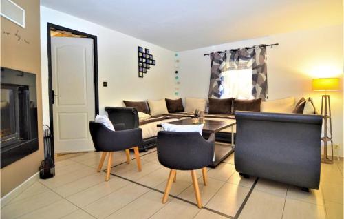 Beautiful home in Sauveterre with Outdoor swimming pool, WiFi and 6 Bedrooms