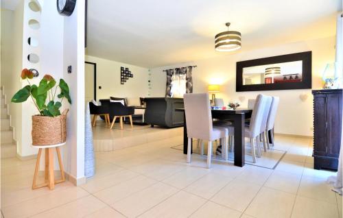 Beautiful home in Sauveterre with Outdoor swimming pool, WiFi and 6 Bedrooms