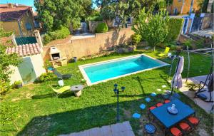 Beautiful home in Sauveterre with Outdoor swimming pool, WiFi and 6 Bedrooms