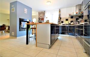 Beautiful home in Sauveterre with Outdoor swimming pool, WiFi and 6 Bedrooms