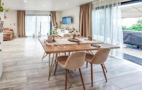 Beautiful home in St Jean de Vedas with Outdoor swimming pool, 3 Bedrooms and WiFi