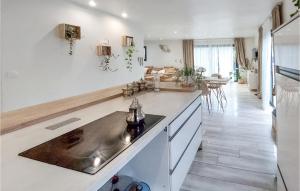 Beautiful home in St Jean de Vedas with Outdoor swimming pool, 3 Bedrooms and WiFi