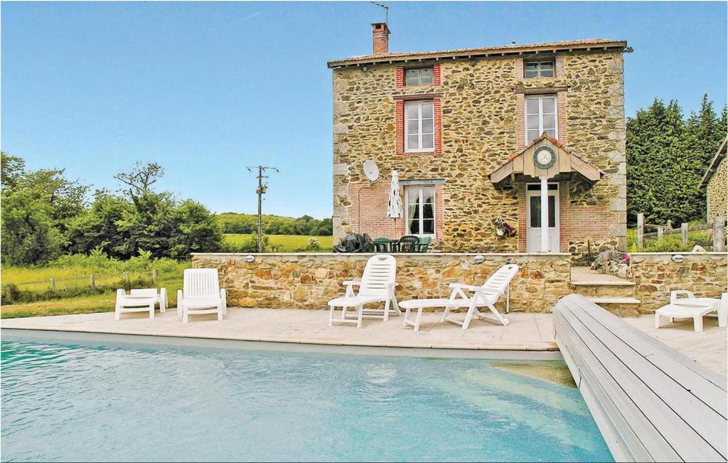 Beautiful home in St, Leonard de Noblat with 3 Bedrooms, Outdoor swimming pool and Heated swimming pool , 87400 Moissannes