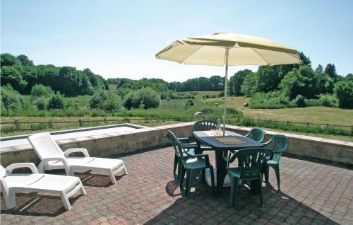 Beautiful home in St, Leonard de Noblat with 3 Bedrooms, Outdoor swimming pool and Heated swimming pool