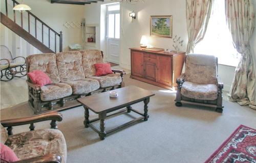 Beautiful home in St, Leonard de Noblat with 3 Bedrooms, Outdoor swimming pool and Heated swimming pool