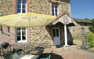 Beautiful home in St, Leonard de Noblat with 3 Bedrooms, Outdoor swimming pool and Heated swimming pool