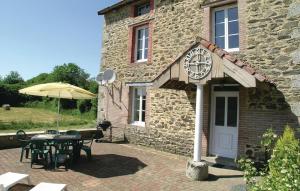 Beautiful home in St, Leonard de Noblat with 3 Bedrooms, Outdoor swimming pool and Heated swimming pool