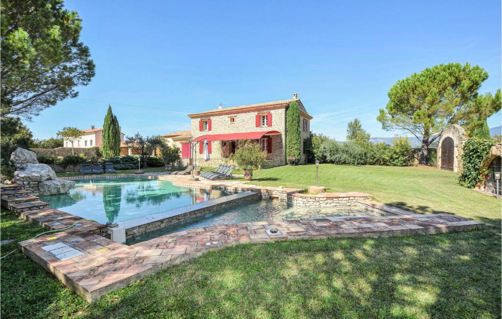 Beautiful home in St-Pierre-de-Vassols with 5 Bedrooms, WiFi and Outdoor swimming pool , 84330 Les Blancs