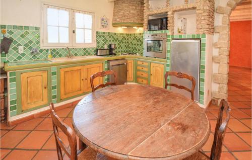 Beautiful home in St-Pierre-de-Vassols with 5 Bedrooms, WiFi and Outdoor swimming pool