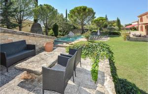 Beautiful home in St-Pierre-de-Vassols with 5 Bedrooms, WiFi and Outdoor swimming pool