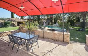 Beautiful home in St-Pierre-de-Vassols with 5 Bedrooms, WiFi and Outdoor swimming pool