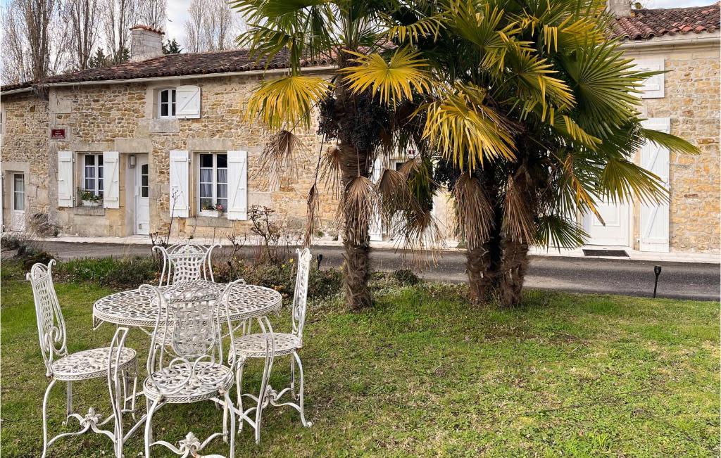 Maison de vacances Beautiful home in Taillant with WiFi and 1 Bedrooms  17350 Taillant