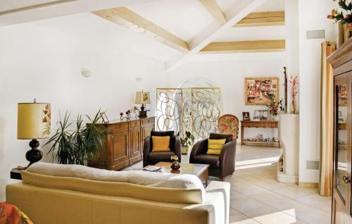 Beautiful home in Toulon with 3 Bedrooms, WiFi and Private swimming pool