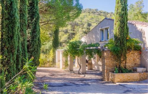 Beautiful home in Uchaux with Outdoor swimming pool, WiFi and Private swimming pool
