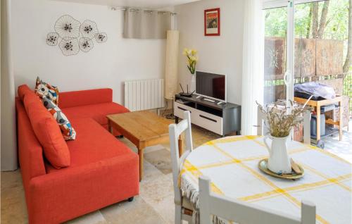 Beautiful home in Uchaux with Outdoor swimming pool, WiFi and Private swimming pool