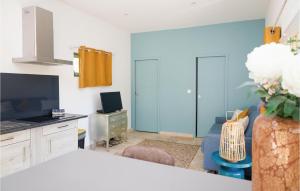 Beautiful home in Uchaux with Outdoor swimming pool, WiFi and Private swimming pool