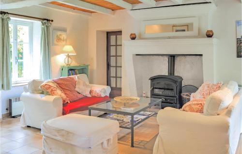 Beautiful home in Vanxains with 3 Bedrooms, Private swimming pool and Outdoor swimming pool