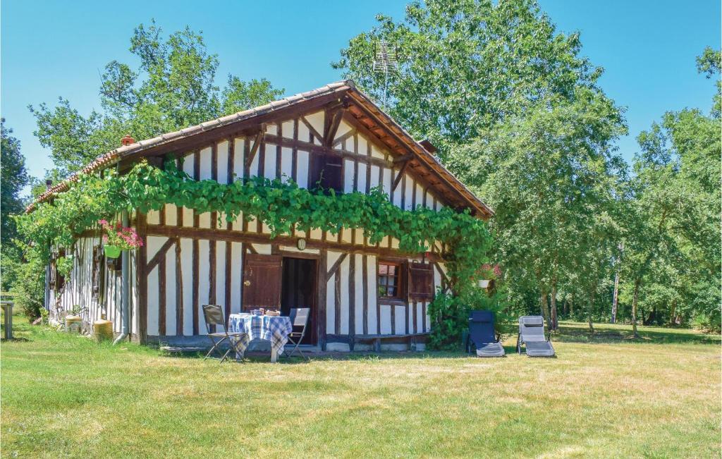 Maison de vacances Beautiful home in Vert with 2 Bedrooms and WiFi  40420 Vert