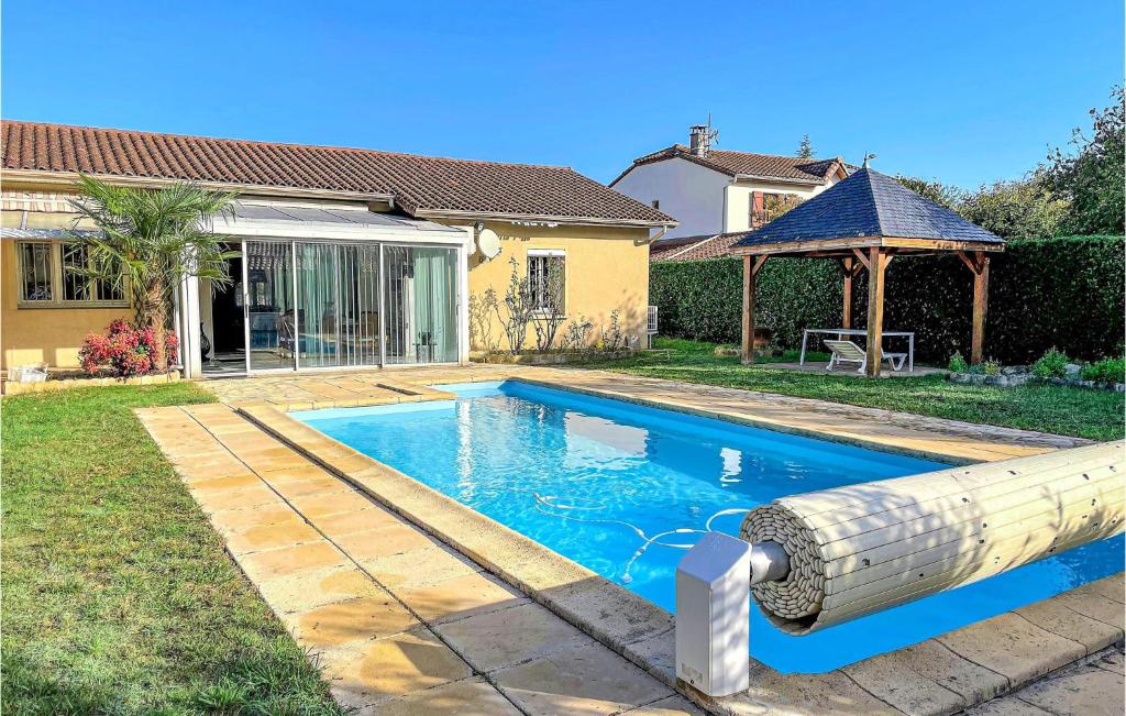 Beautiful home in Vic-En-Bigorre with Outdoor swimming pool, 3 Bedrooms and WiFi , 65500 Vic-en-Bigorre