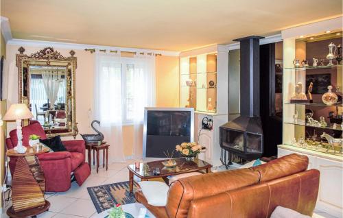 Beautiful home in Vic-En-Bigorre with Outdoor swimming pool, 3 Bedrooms and WiFi