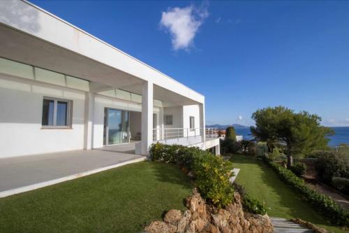 Beautiful house with pool 3 terraces and garden