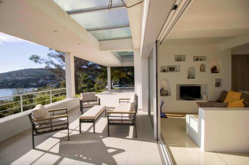 Beautiful house with pool 3 terraces and garden