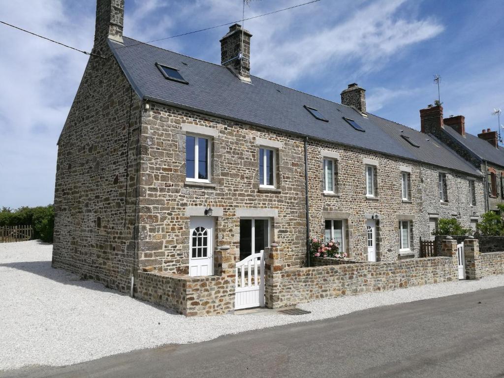 Beautifully refurbished authentic home in a quiet village bordering the coast , 50580 Saint-Rémy-des-Landes