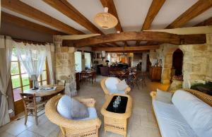 Maison de vacances Belle maison avec piscine 118 Rue du Four Banal 01200 Ochiaz Rhône-Alpes