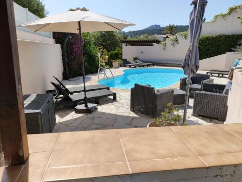 Belle maison moderne avec piscine commune L'Adrech, St Jean de l'Esterel