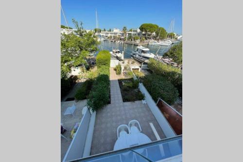 Belle marina ensoleillée avec jardin
