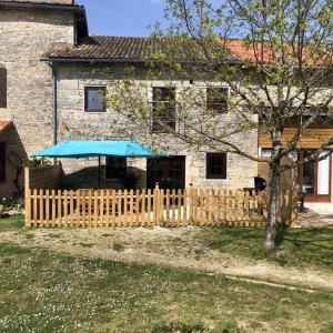 Blacksmiths Cottage in Blanzay - 3 beds