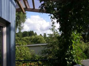 blaues Haus am See