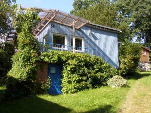 blaues Haus am See