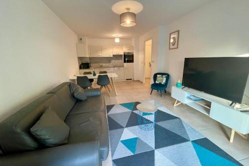 BNB RENTING 1 bedroom apartment in a brand new building with a pool