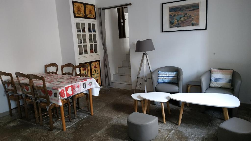 Maison de vacances BOTOÙ KOAD, maison 2 ÉTOILES, WIFI gratuite, la MER, boulangerie, marché quotidien à 100 pas 9 rue du moulin 29100 Douarnenez