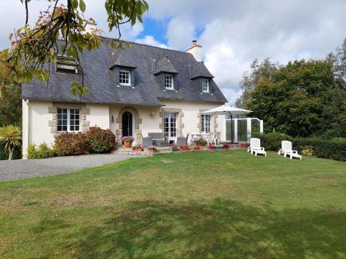 Breton cottage in a quiet location with fireplace, Plouenan