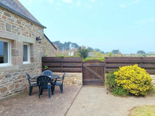 Breton granite stone house very close to the sea, Ploudalmézeau