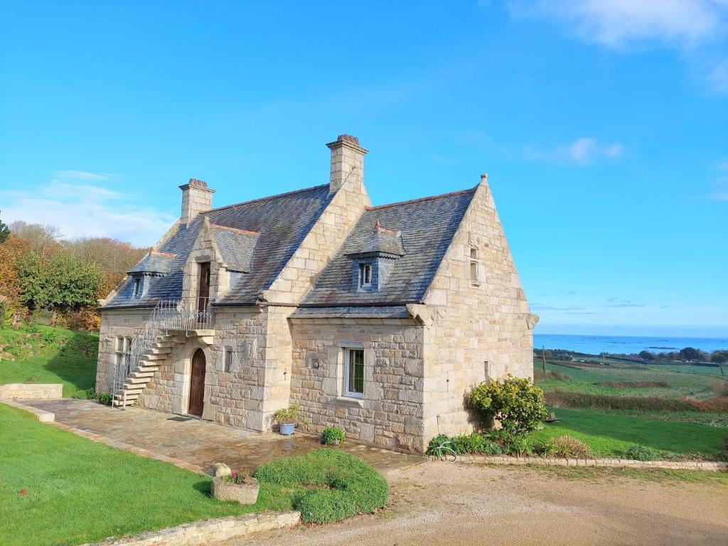 Breton granite stone house with fantastic sea views , 29250 Saint-Pol-de-Léon
