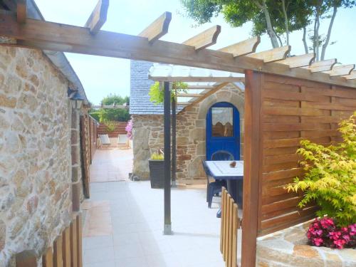 Breton stone house very close to the beach, Landéda