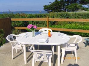 Breton stone house very close to the beach, Landéda