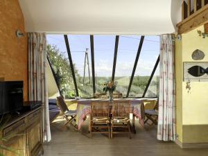 Bright cottage in a quiet location, near the coast, Sibiril