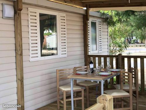 Bungalow de 2 chambres a Canet en Roussillon a 400 m de la plage avec vue sur le lac piscine partagee et terrasse amenagee