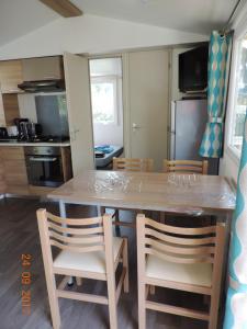 Bungalow de 2 chambres avec piscine partagee jacuzzi et jardin clos a Gastes