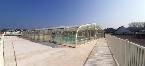 Bungalow de 2 chambres avec piscine partagee jardin amenage et wifi a Grandcamp Maisy